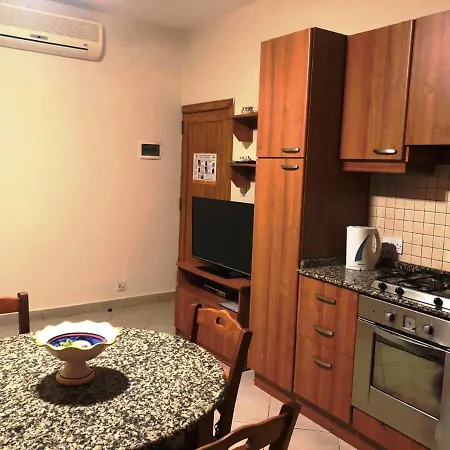Central 2 Bedroom Near Balluta Bay - Sleeps 35 People *
