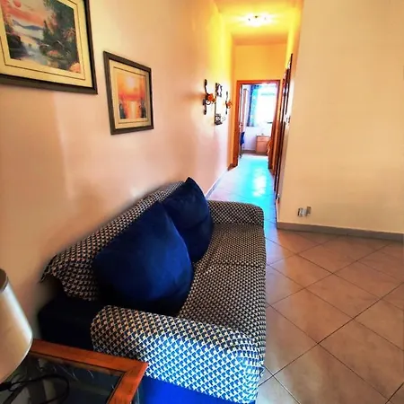 Central 2 Bedroom Near Balluta Bay - Sleeps 35 People * Sliema