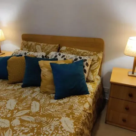 Central 2 Bedroom Near Balluta Bay - Sleeps 35 People Apartman Sliema