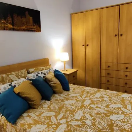 Central 2 Bedroom Near Balluta Bay - Sleeps 35 People