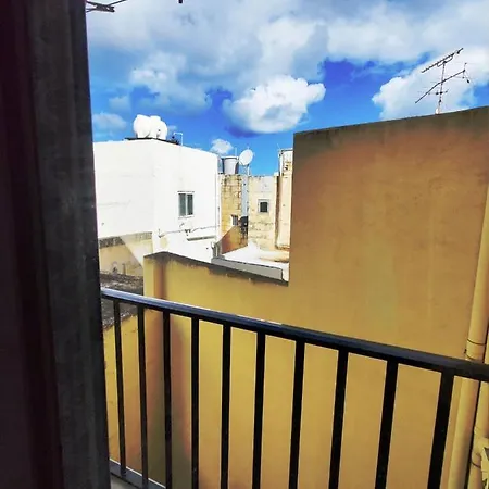Central 2 Bedroom Near Balluta Bay - Sleeps 35 People سليمة