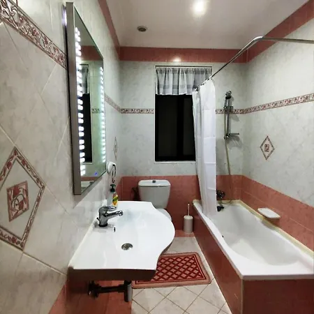 Central 2 Bedroom Near Balluta Bay - Sleeps 35 People Sliema