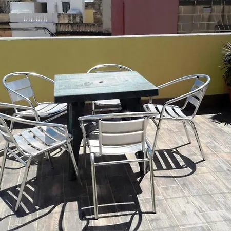 Central 2 Bedroom Near Balluta Bay - Sleeps 35 People