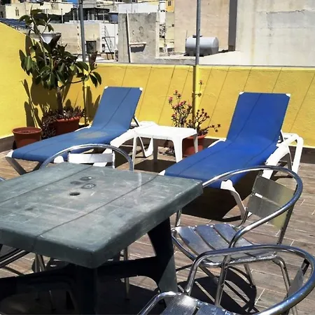 Central 2 Bedroom Near Balluta Bay - Sleeps 35 People