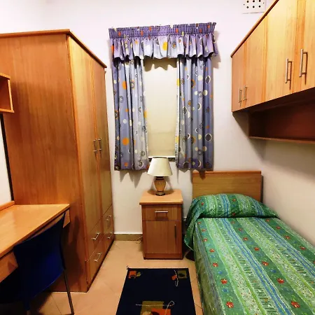 Central 2 Bedroom Near Balluta Bay - Sleeps 35 People