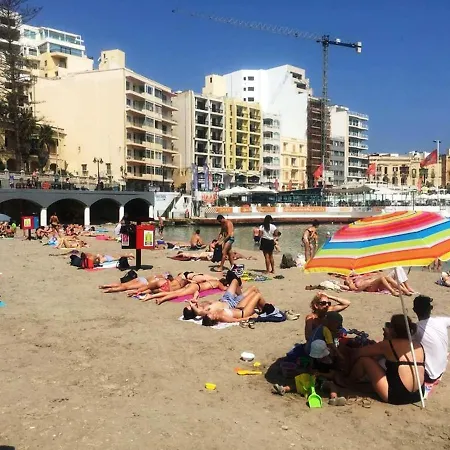 Central 2 Bedroom Near Balluta Bay - Sleeps 35 People شقة سليمة